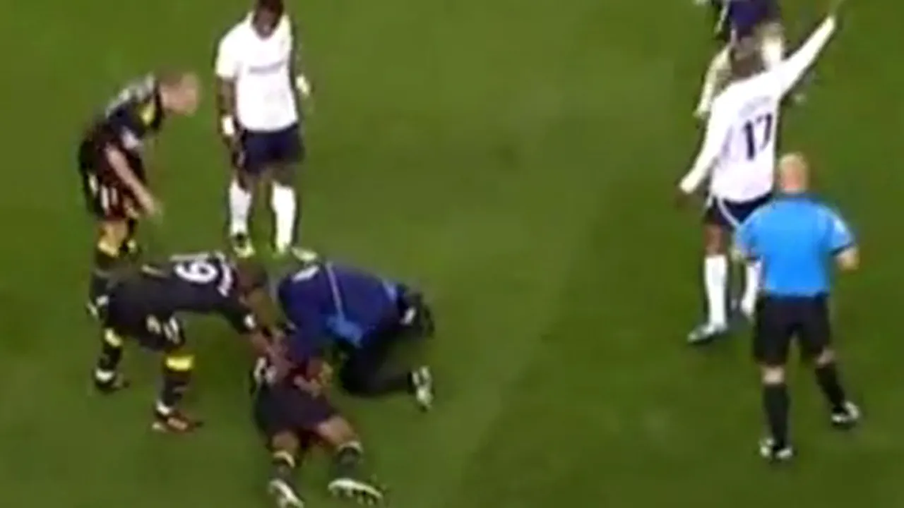 Un jucător s-a prăbuşit pe teren fără suflare, în timpul meciului Tottenham-Bolton. Fotbalistul este în stare critică, la terapie intensivă - VIDEO