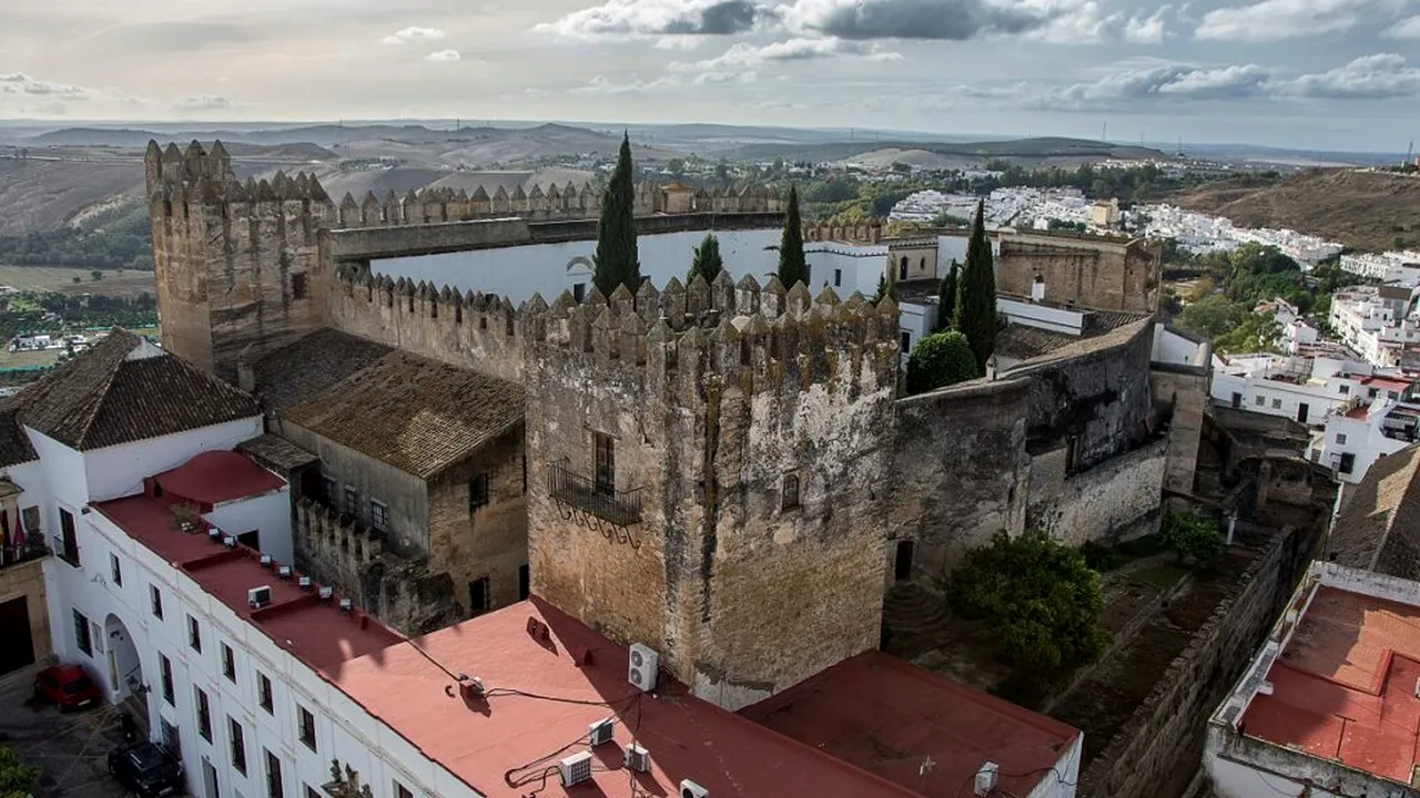 Acest castel istoric din Spania este de vânzare: cât costă fortăreața cu 60 de camere