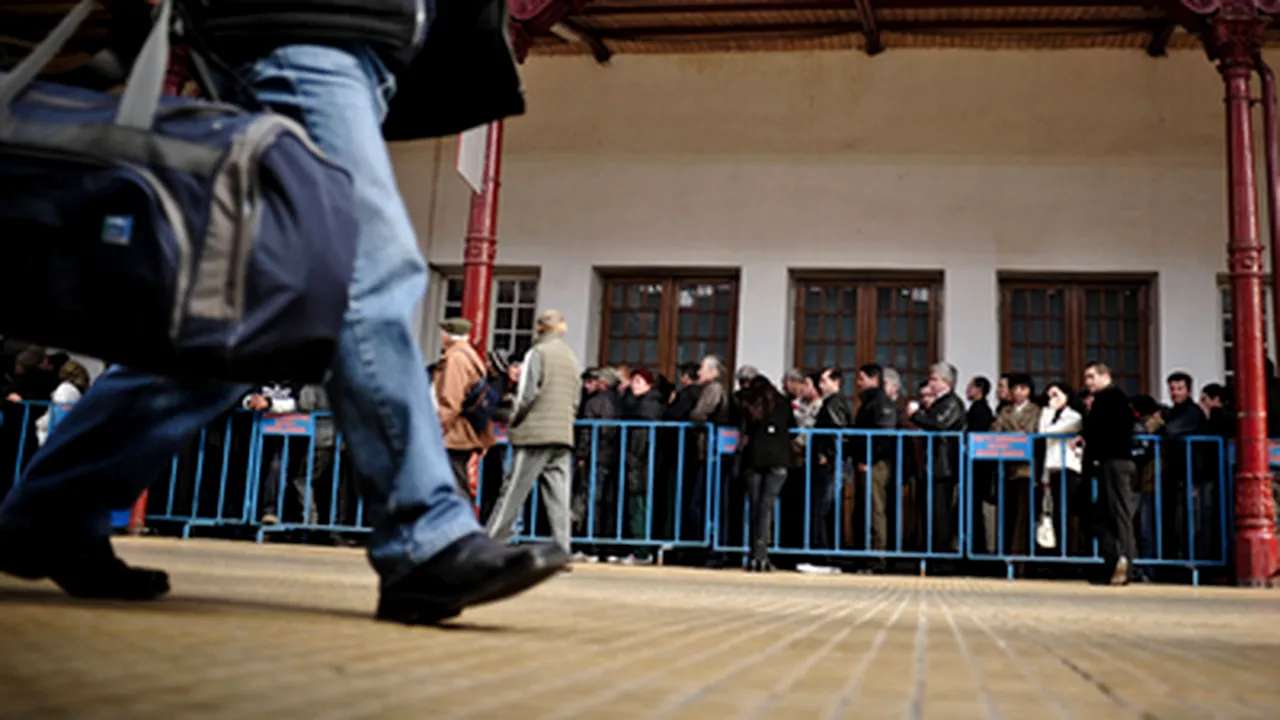 Over 100 People Queued At Special Polling Station In Bucharest Railway Station Before GMT0500