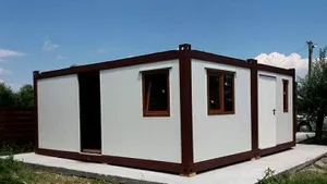 Locuinţă modulară pentru familia din Sângeru căreia viitura i-a luat casa în care erau cei 4 copii/ Primar: Sunt amărâţi, erau la venitul minim garantat/ Mama, în stare de şoc, la spital