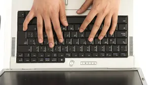 O autoare irlandeză aşteaptă de trei luni un laptop ajuns în România după ce l-a uitat într-un avion