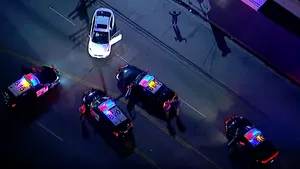Un bărbat fugărit de cinci maşini de poliţie şi elicoptere a oferit „un mic spectacol” înainte să fie arestat | VIDEO
