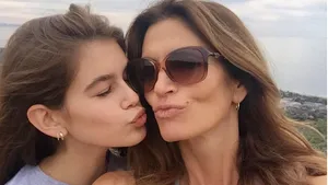 FOTO Fiica lui Cindy Crawford, în vârstă de 15 ani, s-a pozat topless în baie. Fotografia a stârnit un val de reacţii NEGATIVE 