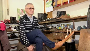 FOTO Invenţie Made in Romania: Pantofii de distanţare socială. Măsurile încep de la numărul 70