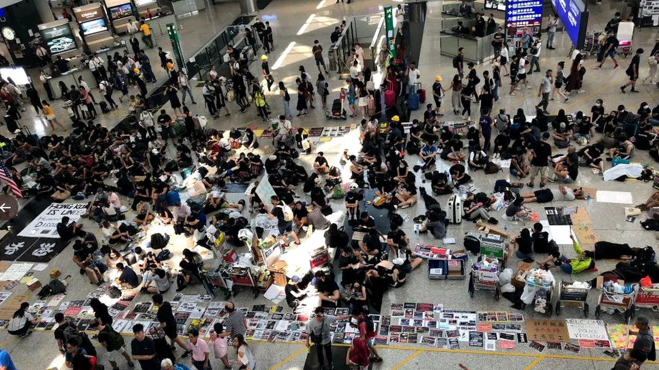 Protestele anti-guvernamentale din Hong Kong: Sute de persoane au fost reţinute de la începutul manifestaţiilor | FOTO, VIDEO