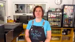 Lorena, proprietara restaurantului Plaxinta din Zaragoza, gătește rețetele pe care le-a învățat din familie. Are în meniu plăcinte, salată de vinete și brânză de burduf