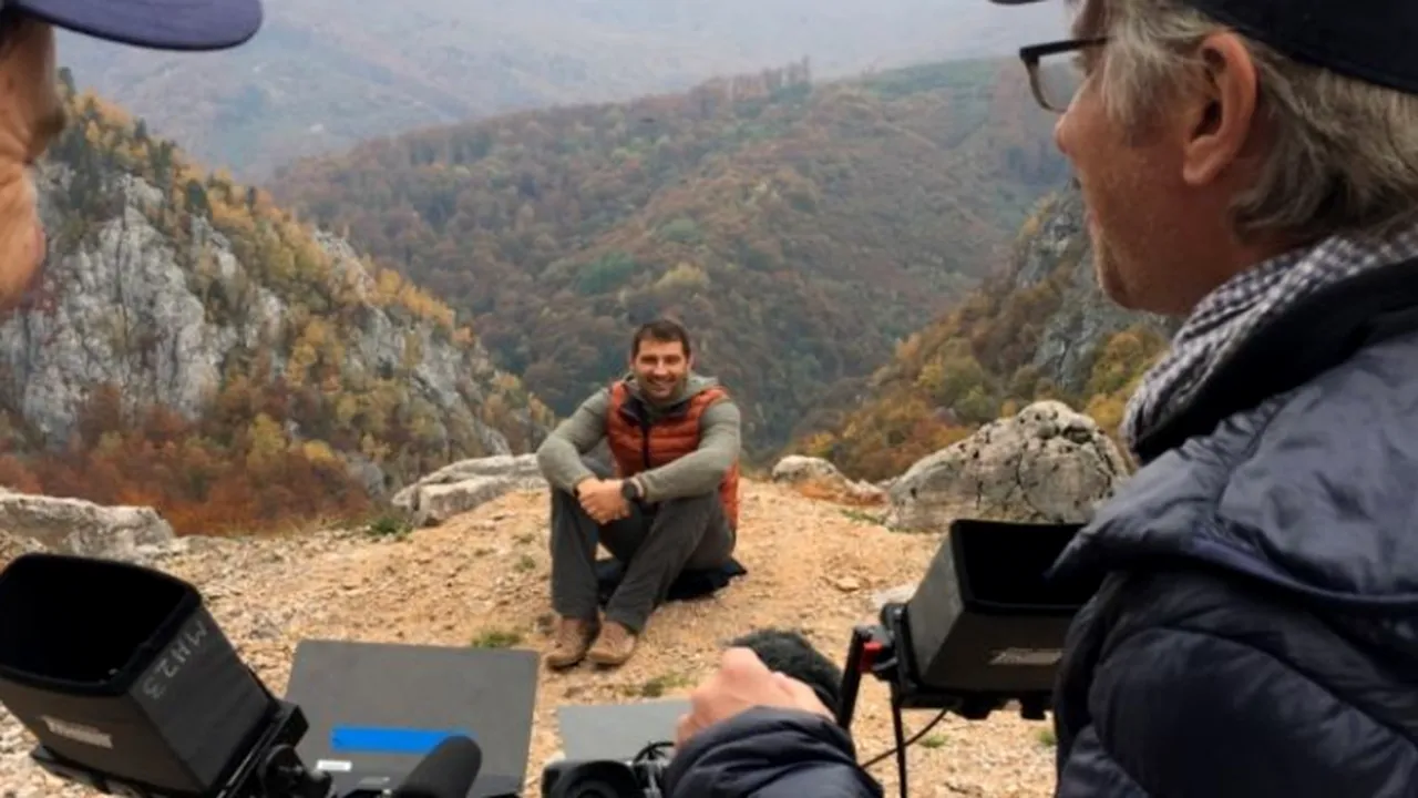 Echipa Netflix, agresată de tăietorii de lemne din Valea Cernei. Jurnaliştii, ”sechestraţi” în pădure la filmarea unui documentar despre mafia lemnului