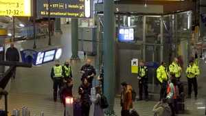 Alerta pe aeroportul Schiphol din Amsterdam: Pilotul avionului suspect a declanşat accidental o alarmă de securitate