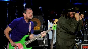 Concurs pentru trupa care va cânta în deschiderea concertului Red Hot Chili Peppers. Care sunt trupele finaliste