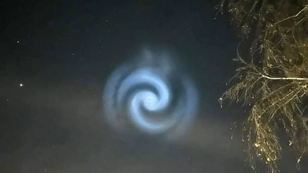 Teoria conspirației. O spirală albastră misterioasă a apărut pe cer
