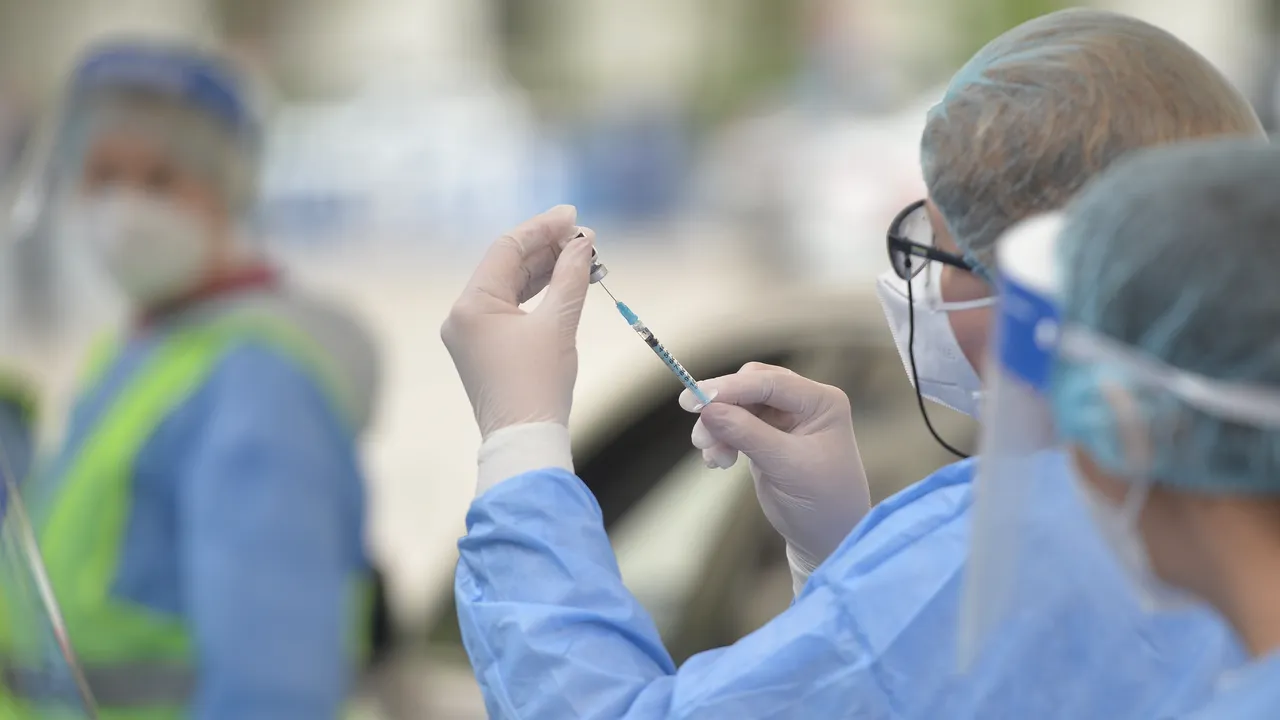 Campania de imunizare face progrese în Madrid şi Insulele Canare. Spaniolii au început să se vaccineze şi noaptea