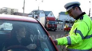 Poliţiştii au împărţit flori femeilor, sâmbătă, în toată ţara