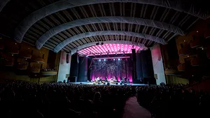 Inspectoratul pentru Situaţii de Urgenţă: Folosirea făcliilor sau a lumânărilor la teatru, operă, în restaurante sau cluburi, INTERZISĂ