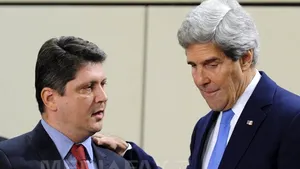 Corlăţean a discutat cu John Kerry despre Ucraina: Kievul trebuie să respecte statul de drept