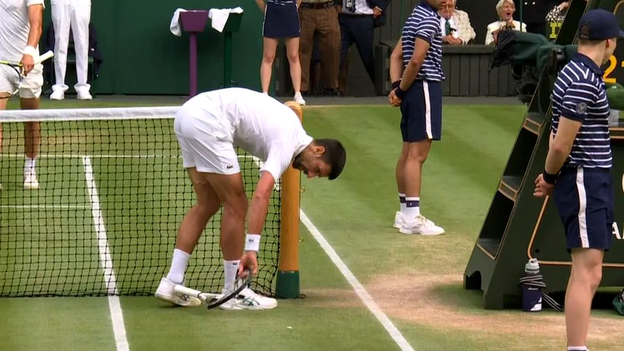 Novak Djokovic, amendat după ce şi-a distrus racheta de tenis în finala de la Wimbledon. Cât trebuie să plătească tenismenul sârb