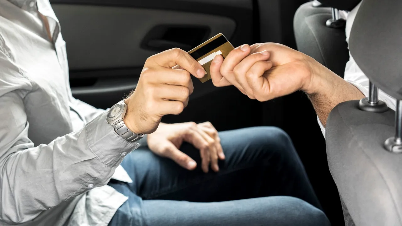Taxiurile dintr-un mare oraş din ţară vor fi dotate obligatoriu cu GPS şi POS 