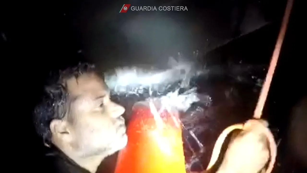 VIDEO Momentul în care paza de coastă italiană salvează zeci de migranţi din apele reci ale Mediteranei
