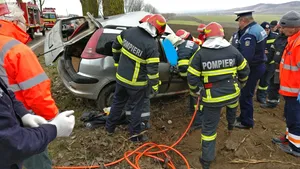 Accident cumplit, după ce un şofer a pierdut controlul maşinii: Bilanţul victimelor - FOTO