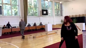 Dragnea a trecut prin aceeaşi situaţie neplăcută ca Băsescu, la Jean Monnet. Doi membri ai comisiei au refuzat să dea mâna cu liderul PSD