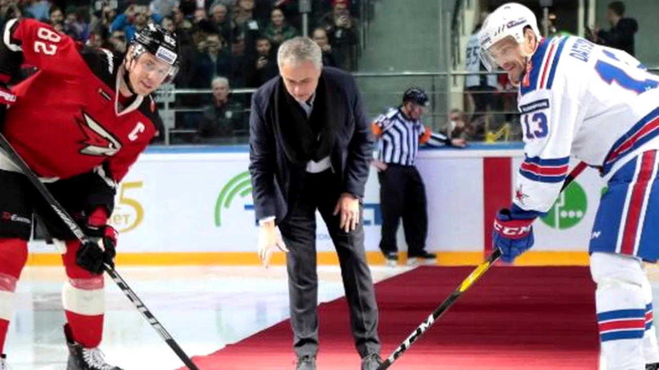 Fostul antrenor Manchester United, Jose Mourinho, „dansează” pe gheaţă la un meci de hochei | VIDEO