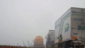Circulaţie îngreunată din cauza zăpezii şi ceţii pe mai multe drumuri