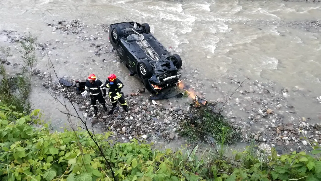 Două maşini au plonjat una după alta în albia unui pârâu: 10 tineri au fost răniţi, în urma unui accident stupid