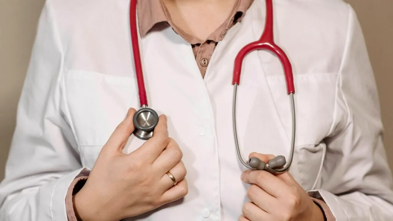 O doctoriță din Oradea, trimisă în judecată pentru luare de mită. Ea le-ar fi eliberat unor militari și polițiști adeverințe pentru trecerea în rezervă