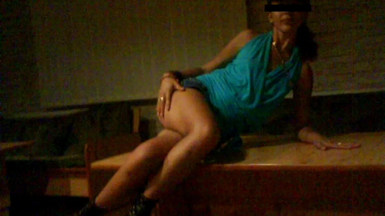 Anchetă la IPJ Argeş după ce pe internet au apărut imagini indecente cu o tânără purtând cătuşe şi haine de poliţist - FOTO
