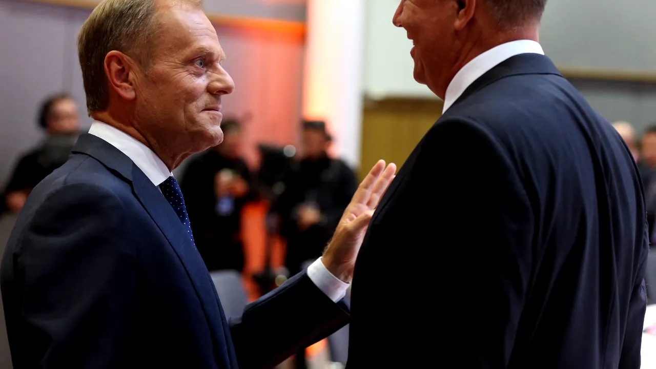 Klaus Iohannis l-a decorat, joi, pe Donald Tusk, fostul preşedinte al Consiliului European