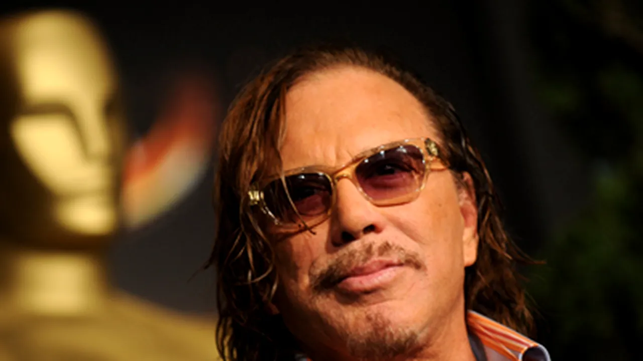 Mickey Rourke, surprins pe un aeroport cu 36 de kilograme de pantofi