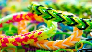 Brăţările Rainbow Loom, un hobby la modă printre adolescenţi. Cele falsificate ar putea fi cancerigene. 20 de milioane au fost deja confiscate la Milano - FOTO