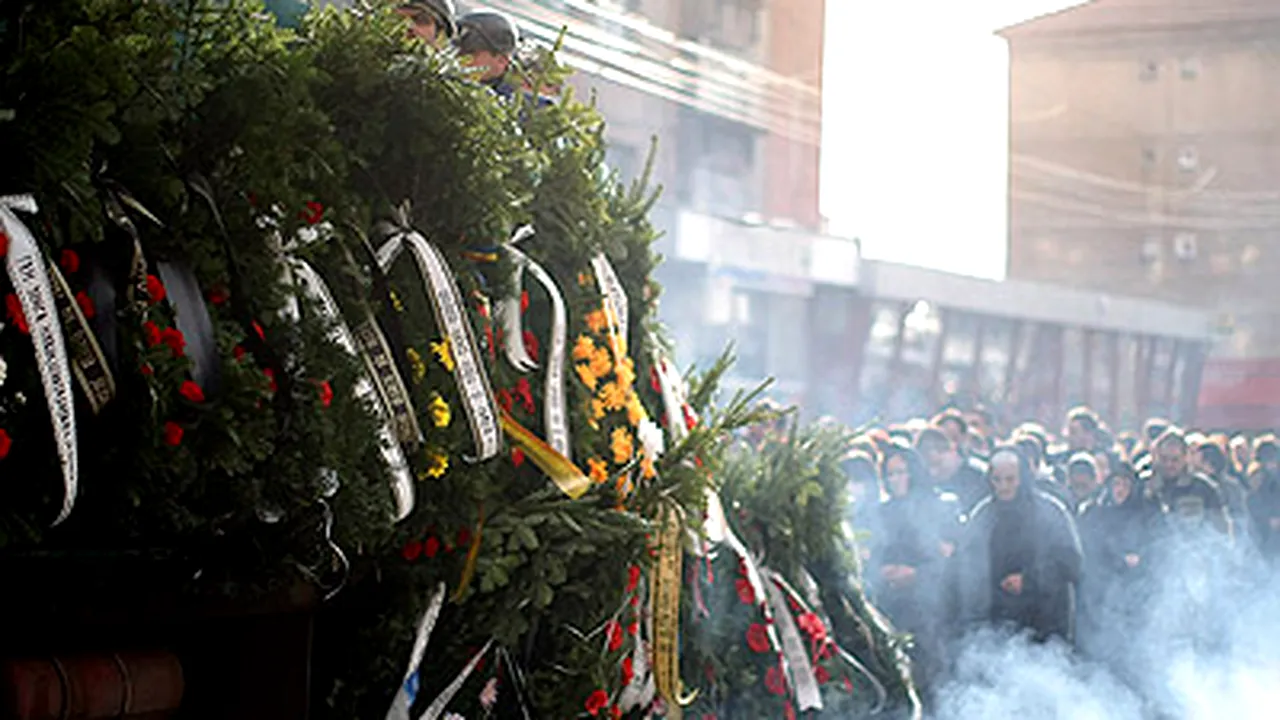 Mii de oameni, la funeraliile celor patru mineri scoşi luni din subteran