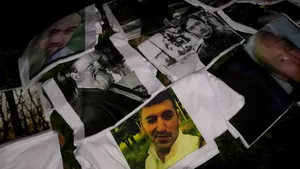 Sute de persoane au participat la „Marşul Chitarelor”, pentru a comemora victimele „Colectiv”/ Participanţii au plecat în marş către fostul Club. Supravieţuitori: N-am învăţat nimic - VIDEO