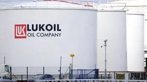 Lukoil și-a vândut majoritatea activelor internaționale către fondul american Carlyle Group