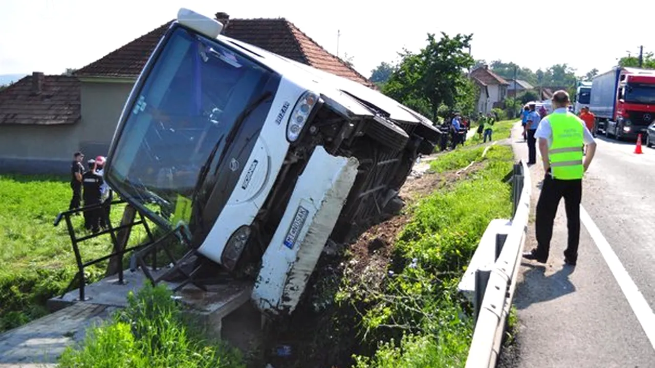 ACCIDENT DE AUTOCAR în Hunedoara: Două persoane la spital, după ce maşina a derapat şi a ajuns într-un şanţ. Poliţia a deschis un dosar penal