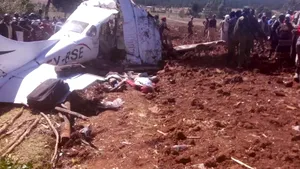 Avion de tip Cessna, prăbuşit în Kenya: Cel puţin cinci persoane au murit | VIDEO