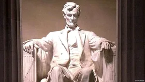 FOTO | Monumentul preşedintelui american Abraham Lincoln din Washington DC a fost VANDALIZAT