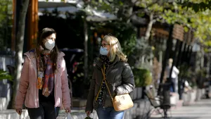 Masca de protecţie, obligatorie în spaţiile publice din Bucureşti. Ce amenzi riscă oamenii şi ce trebuie să ştie fumătorii despre restricţii