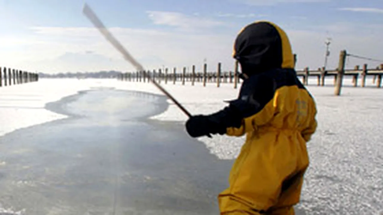 Un copil căzut într-un lac îngheţat şi-a revenit după ce inima i s-a oprit peste zece minute