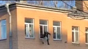 VIDEO | Momentul în care un deţinut evadează pe geam, cu tot cu caloriferul de care era legat