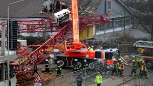 Un mort şi cinci răniţi în Germania, după căderea unei macarale peste un supermarket Aldi