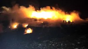 Groapa de gunoi din Arad arde în continuare. Vântul puternic a reaprins focul