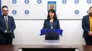 Violeta Alexandru anunţă cum se dau banii pentru contractele suspendate. Angajatorii care au posibilitatea să suplimenteze sumele acoperite de stat o pot face / Condiţii pentru PFA şi firme