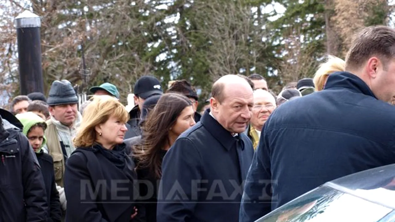 Soacra lui Traian Băsescu a fost înmormântată, la funeralii participând peste o mie de localnici - FOTO