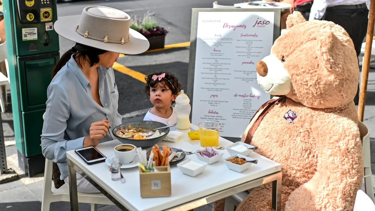O cafenea din Mexic foloseşte ursuleţi de pluş uriaşi pentru a-şi îndemna clienţii să menţină distanţarea socială

