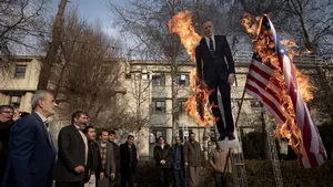 Efigia ambasadorului britanic la Teheran, arsă de protestatarii iranieni. Diplomatul a plecat din Iran. FOTO