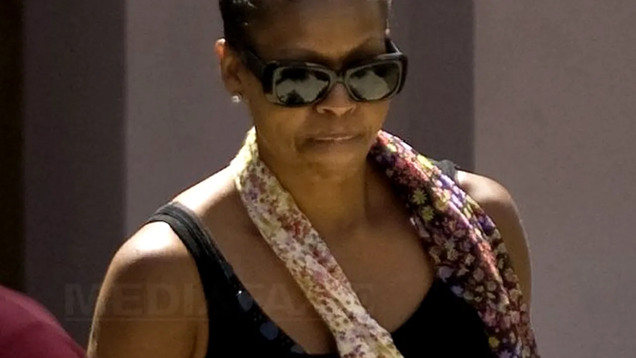 Michelle Obama, la plajă în Spania, sub privirile a zeci de curioşi