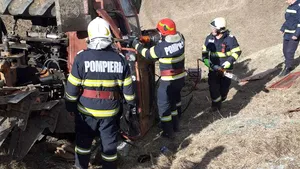 Neamţ: Un bărbat a murit, prins sub un tractor care s-a răsturnat