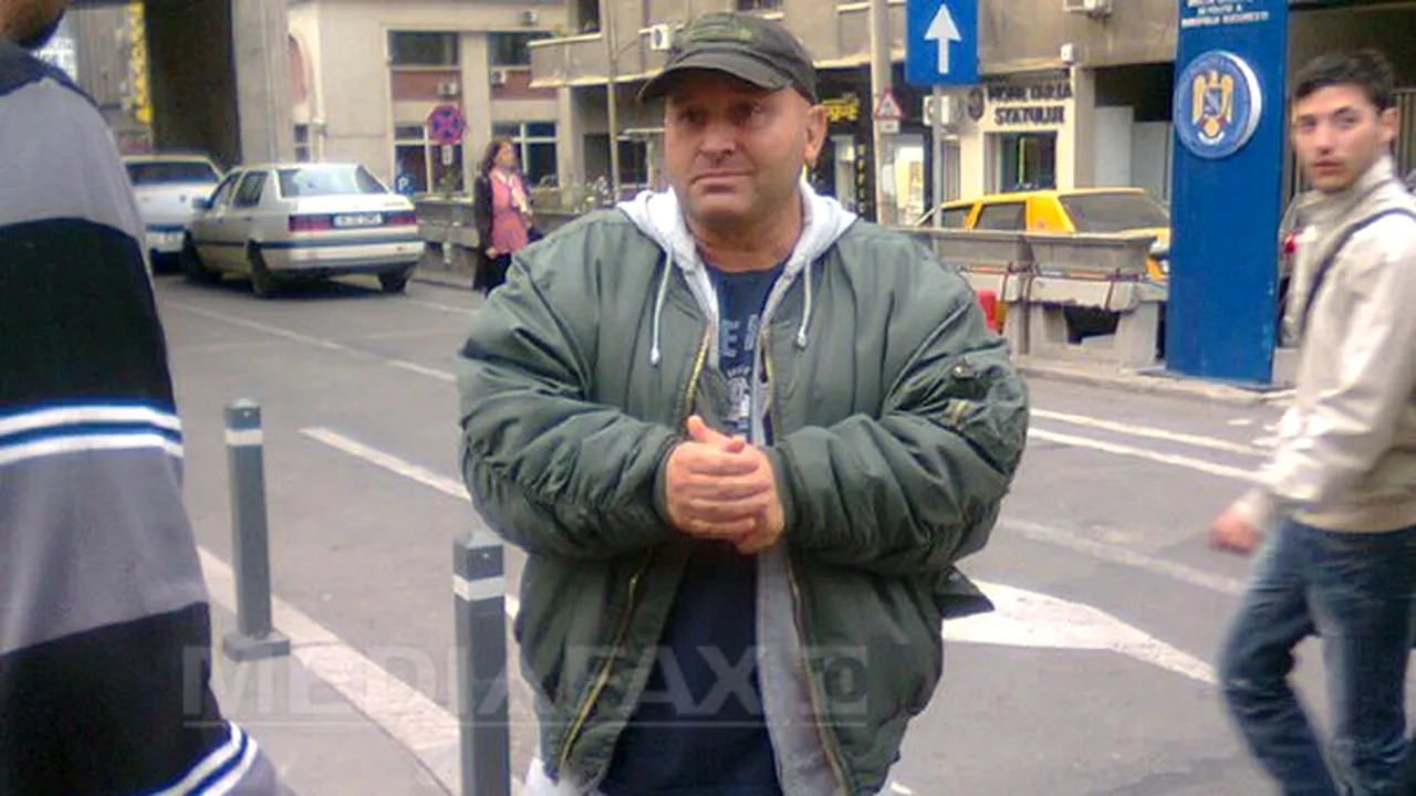 Fetiţa aruncată de mama ei dintr-un taxi a fost externată şi a plecat spre casă, alături de tată