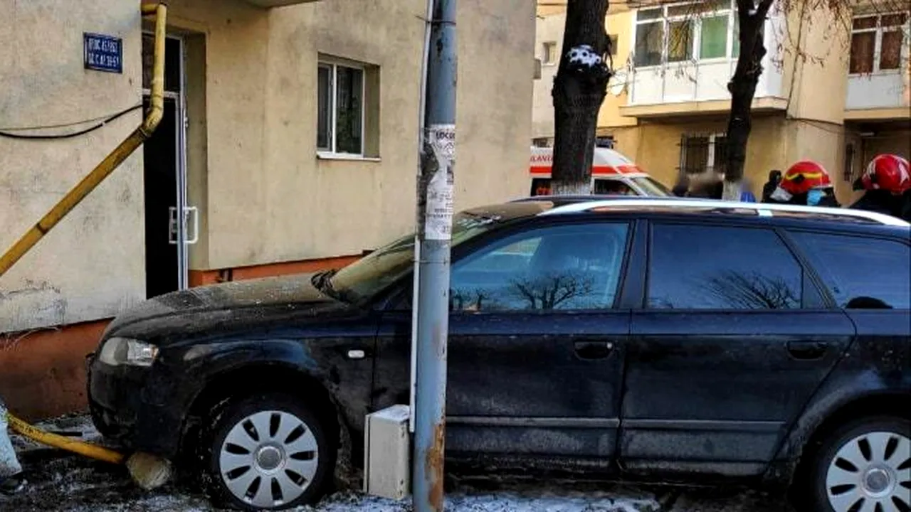 FOTO Ţeavă de gaze, ruptă de o maşină care a izbit violent un bloc din Giurgiu. Pompierii au evacuat persoanele din imobil